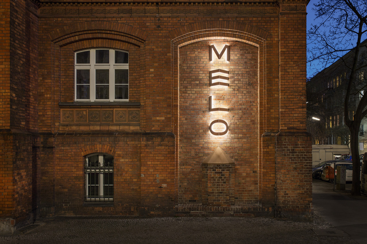 MELO light art on historical facade by Studio De Schutter