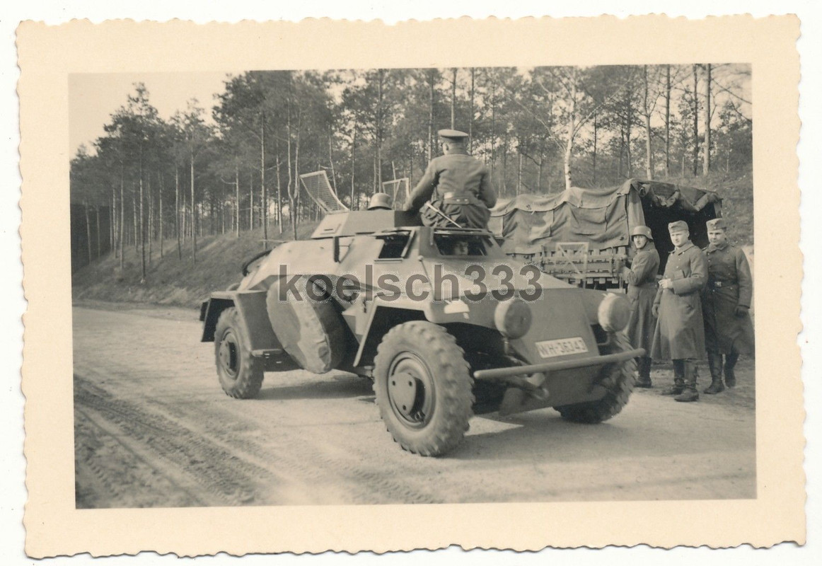 Foto Panzerspähwagen und LKW auf der Autobahn ! 4 Rad Panzer Sd.