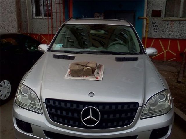 кирпич на капоте