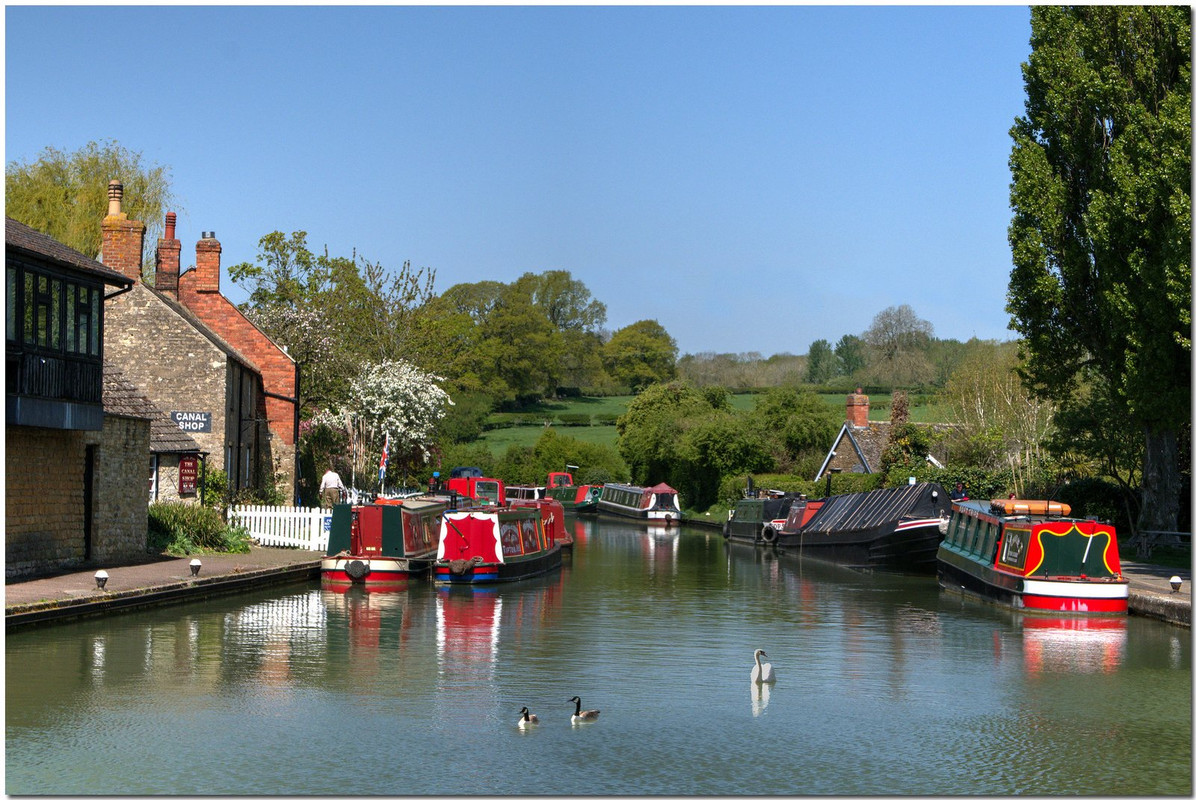 multi-narrowboats-stoke-bruerne.jpg