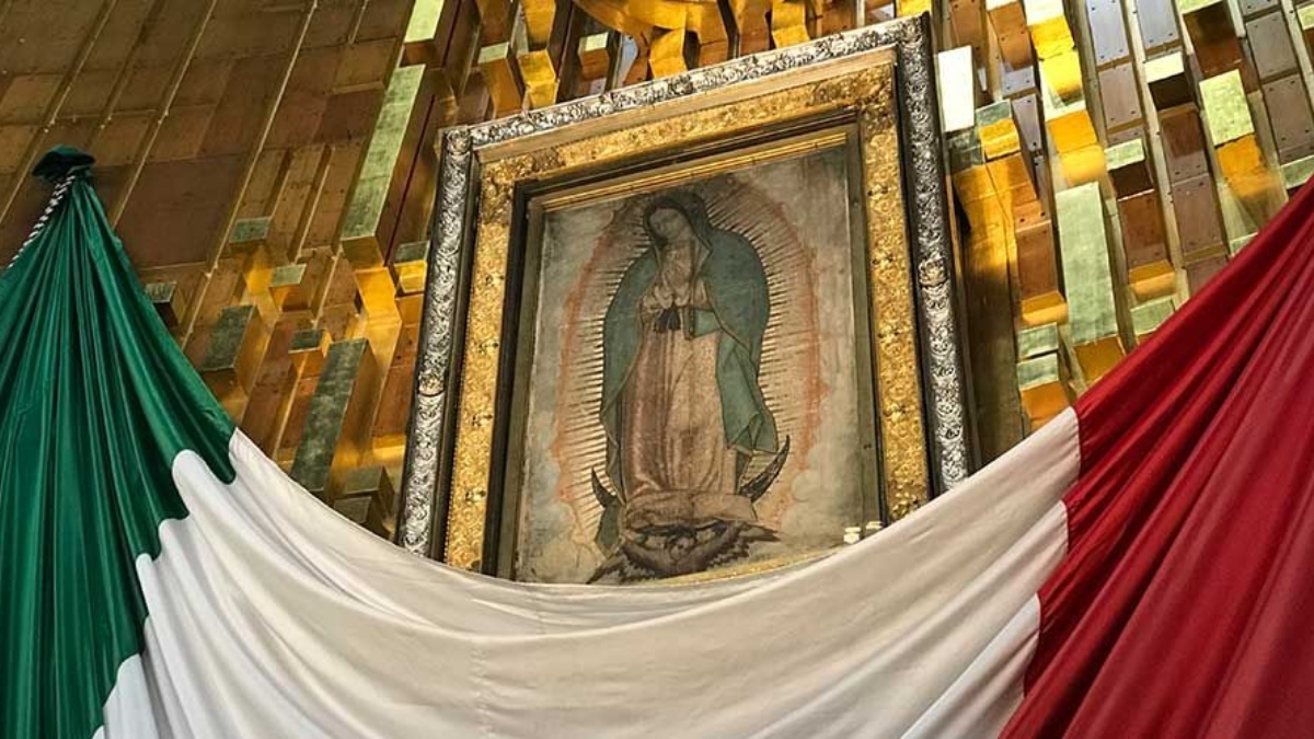Supermercado recrea imagen de la Virgen de Guadalupe con frutas y verduras