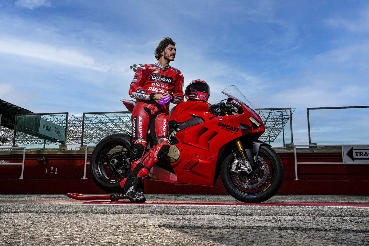 Фотографии Ducati Panigale V4 2022