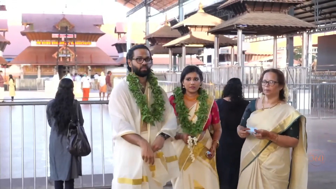 Malayali Bride Very Huge Breasts and Big Sexy Deep Navel Slips in Traditional Saree.mkv_snapshot_02.