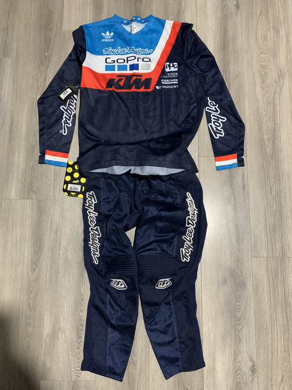 29B2C0B1-5BC3-4EF7-9956-C6DD7E2ED9C8