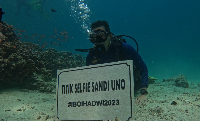 Menparekraf Sandiaga Uno saat menjajal sensasi snorkeling di lepas pantai Desa Wisata Iboih, Kota Sabang, Aceh, Rabu (12/4/2023).