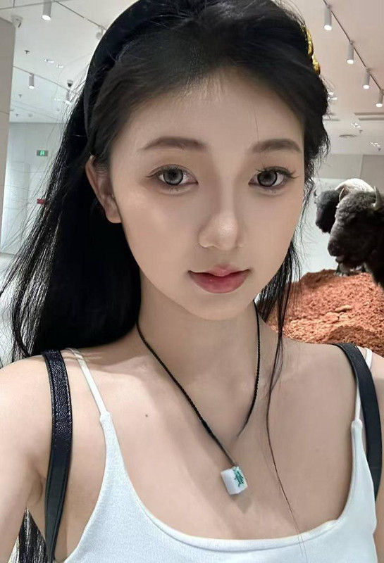 X3师范学院高冷校花杨欣欣，这骚货绝对是反差婊的代表人物了！谁能想到学弟们心中的女神，居然是金主的私人专属精盆！带着眼睛为金主口交，金主操弄杨欣欣肉屌不慎滑出，骚货居然扭腰浪叫让快点操！ (3)