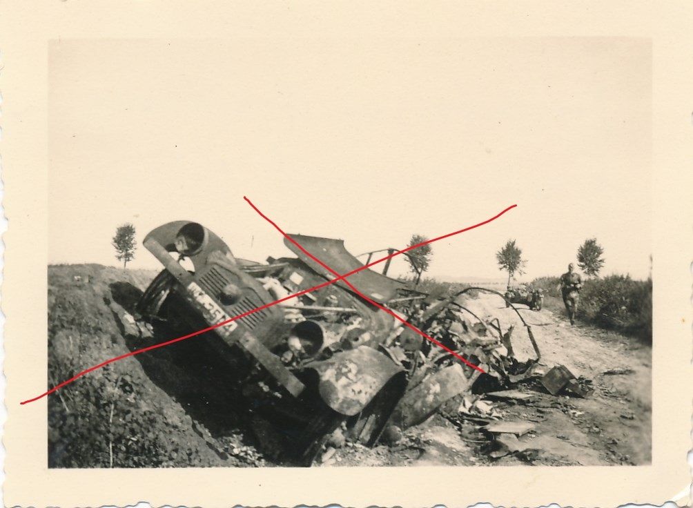 2, Weltkrieg Zerstörtes Auto bei Arras Frankreic