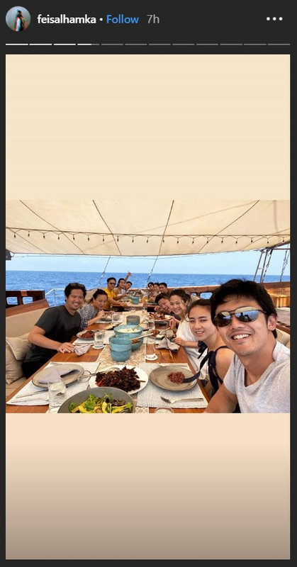 Nikita Willy sarapan di atas pinisi