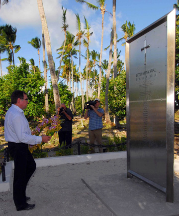 Memorial en el islote de Betio, junto a la Isla Kiribati, por los diecisiete coastwarchers neozelandeses, decapitados por los japoneses Memorial en el islote de Betio, junto a la Isla Kiribati, por los diecisiete coastwarchers neozelandeses, decapitados por los japoneses