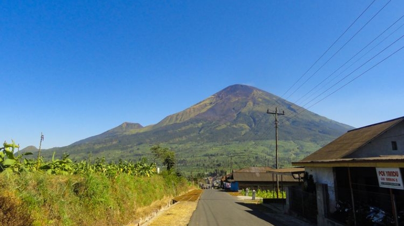 Suasana di Dusun Garung, Desa Butuh, Kecamatan Kalikajar, Wonosobo, Jawa Tengah, menampilkan keindahan panorama Gunung Sindoro.(KOMPAS.com/ANGGARA WIKAN PRASETYA)