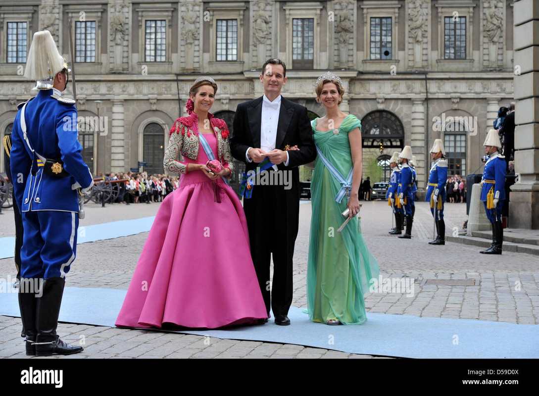 princess-elena-of-spain-2nd-l-princess-cristina-of-spain-r-and-her-D59D0X
