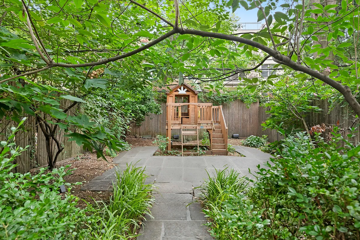 294 Carlton Ave property photo 3