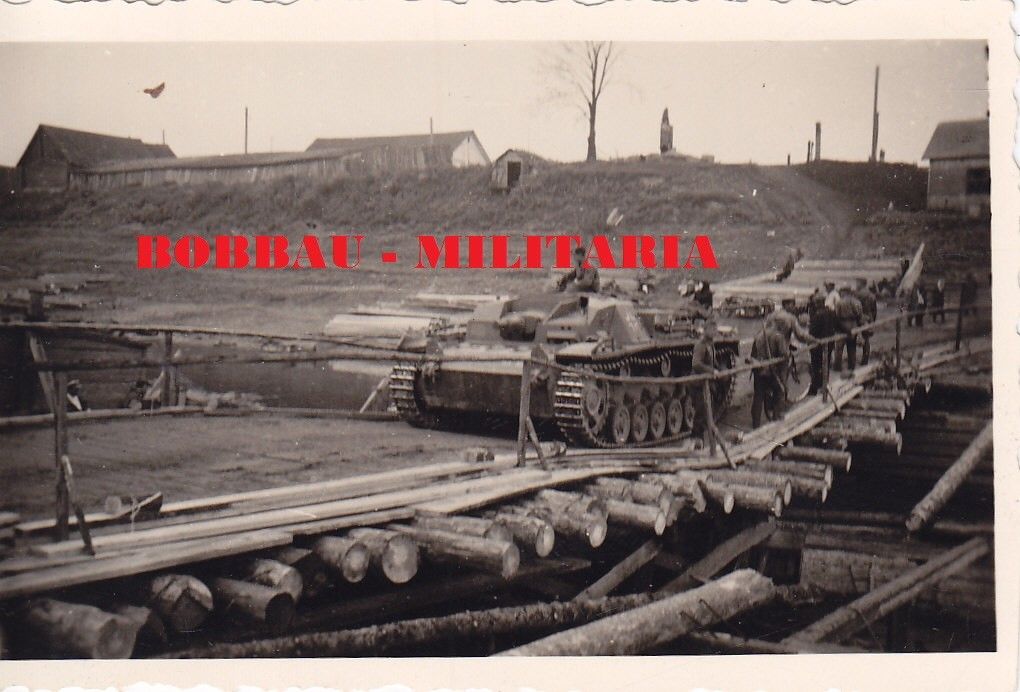 STUG III Sturmgeschütz-Abt. 226 überquert Behelfsbrücke Front Ru