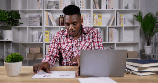 Pessoa afrodescendente estudando