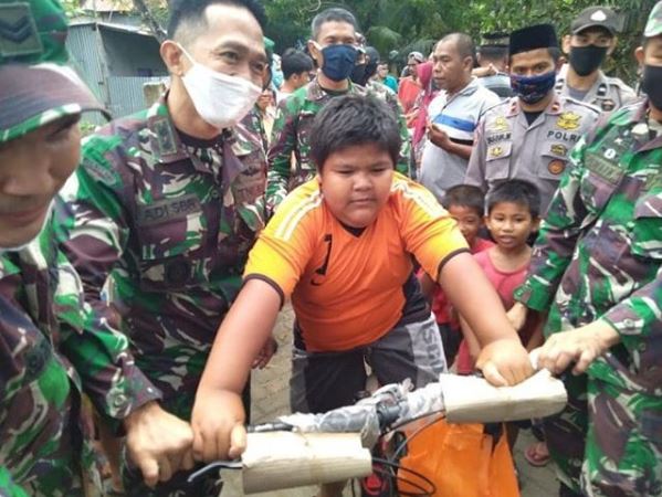 Rizal mendapat sepeda dari Kodim Pangkep