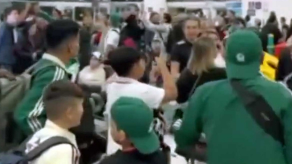 VIDEO: Mexicanos que va al Mundial de Qatar 2022 hacen 'fiesta' en el AICM; echan porra a 'Chucky' Lozano