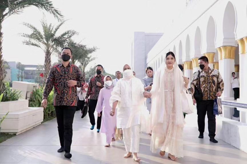 Iriana Joko Widodo dan sang menantu, Erina Gudono saat mengikuti shalat Idul Fitri di Masjid Sheikh Zayed Solo pada Sabtu (22/4/2023)