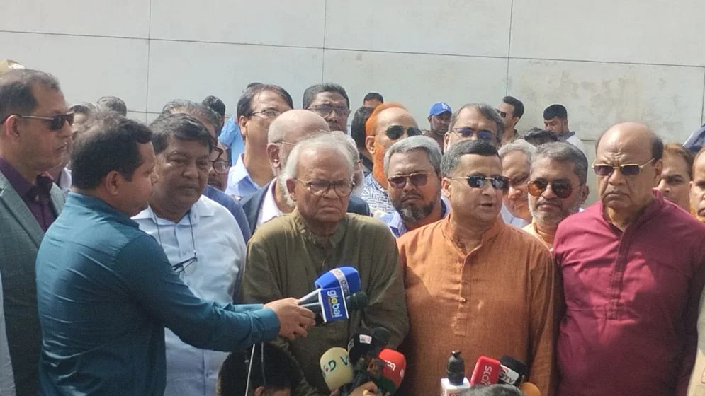 প্রবাসে থেকেও তারেক রহমান দেশের মানুষের পাশে দাঁড়িয়েছেন: রিজভী