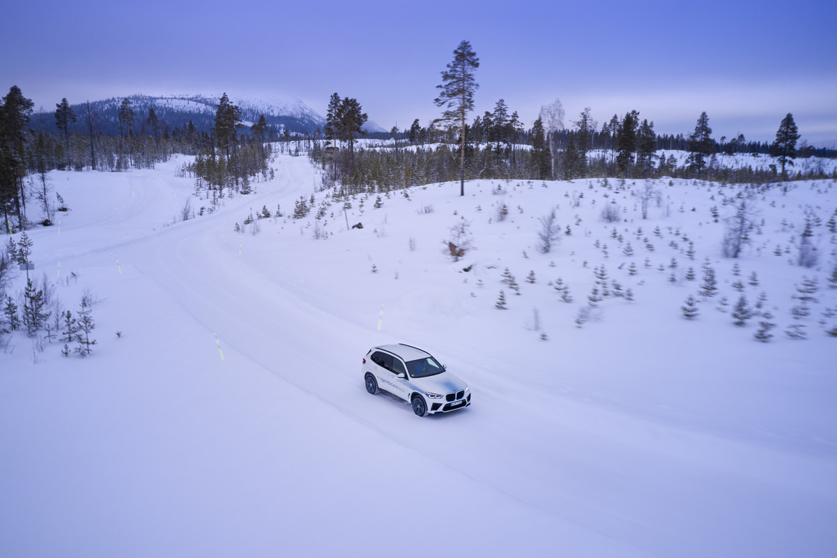 P90453433_highRes_bmw-ix5-hydrogen-win