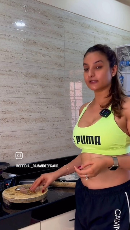 hot gym girl big boobs and deep navel in green sports bra.mp4_snapshot_00.16.453