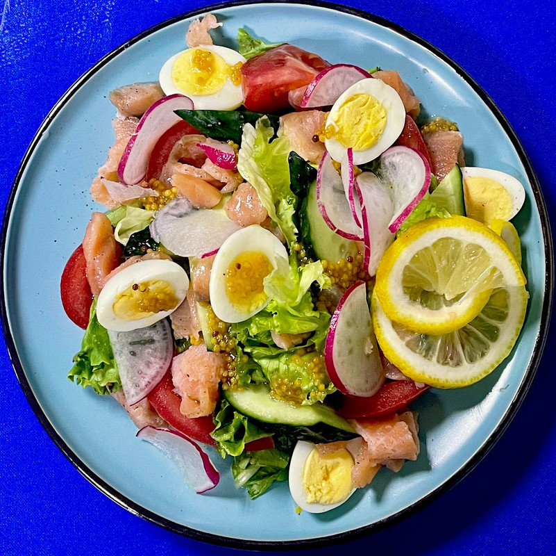 Овощной салат с семгой (300 г)