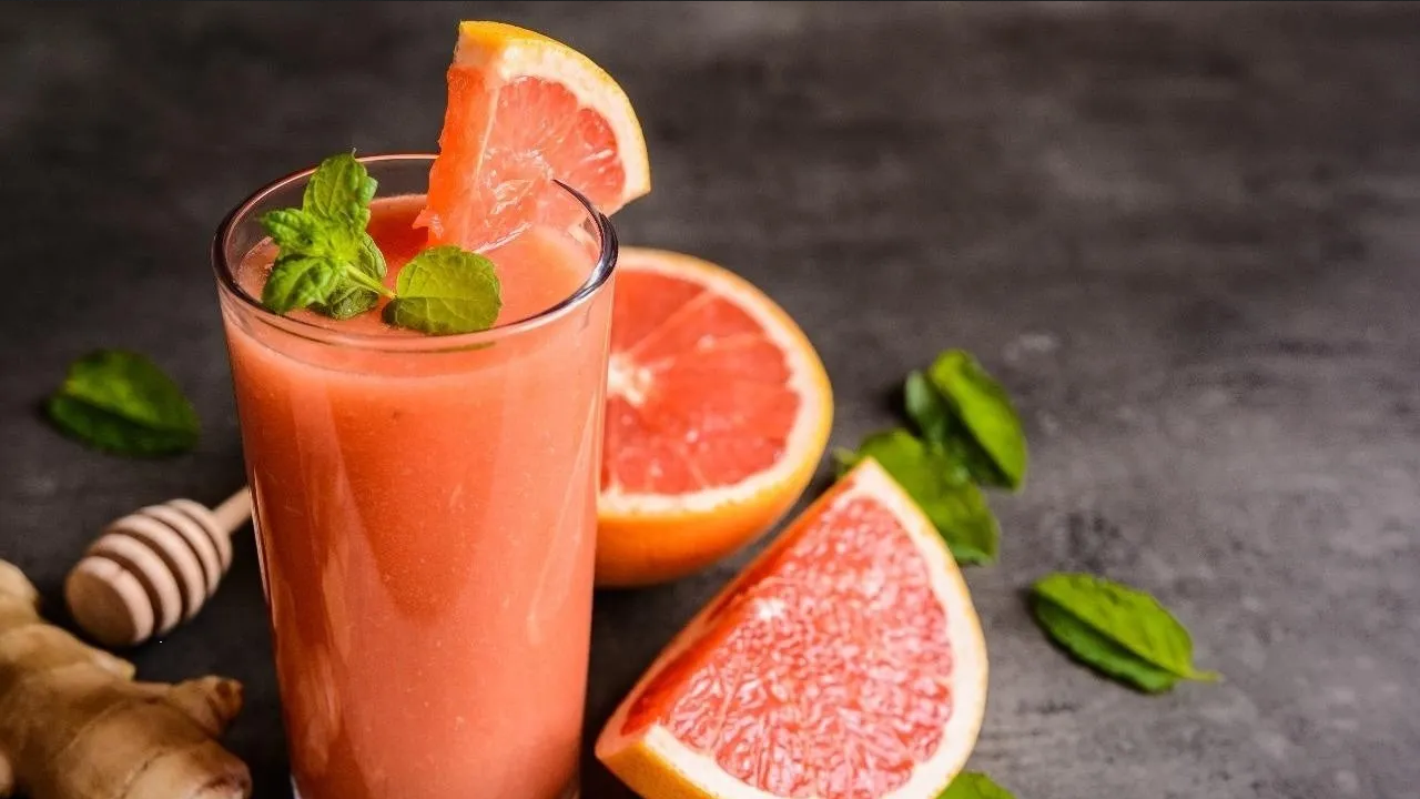 Prepara agua de toronja, cúrcuma y manzana, bebida desintoxicante