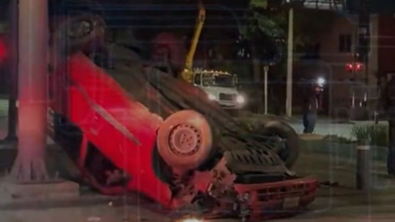 (VIDEO) Fuerte accidente deja 3 víctimas: una pareja y su mascota; taxista involucrado 'se fuga'