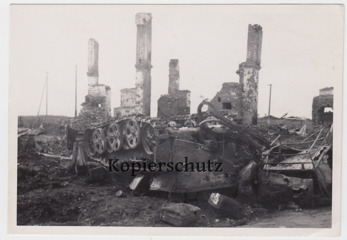 Wehrmacht zerstörtes umgekipptes Halbkettenfahrzeug SdKfz Ruinen