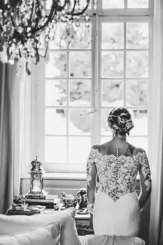 fenetre-chateau-robe-dentelle-lustre-lumiere-naturelle-portrait