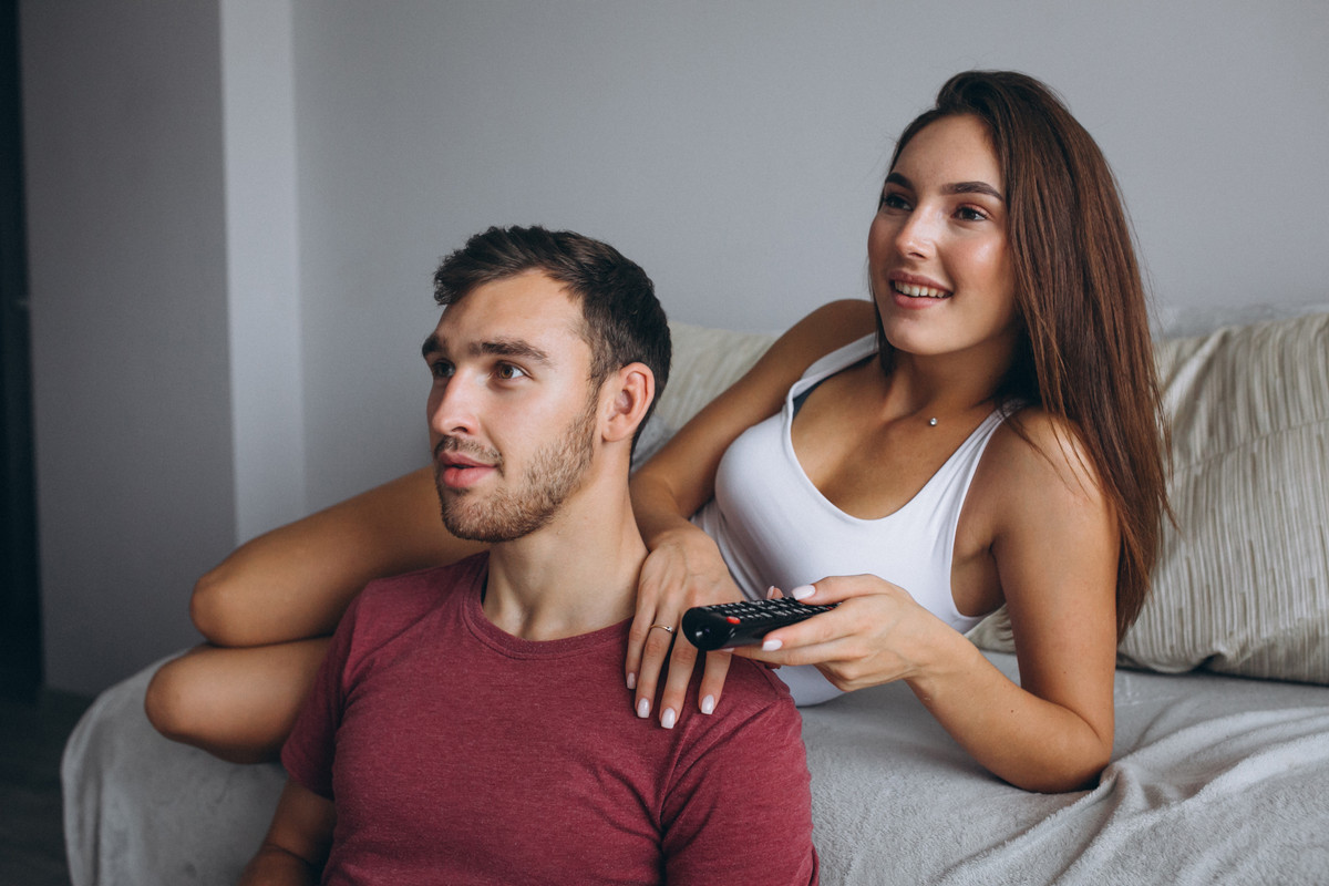 couple-watching-tv-2.jpg