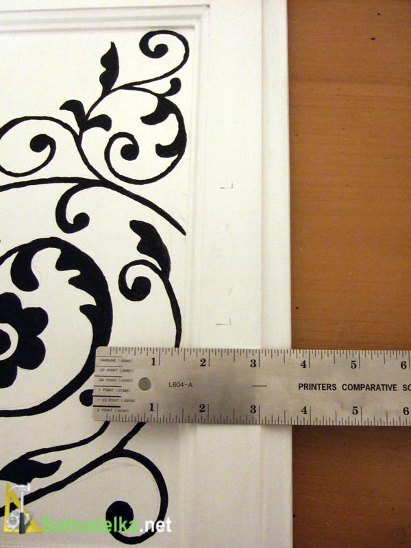 Отмеряем линейкой и сверлим отверстия для ручек.