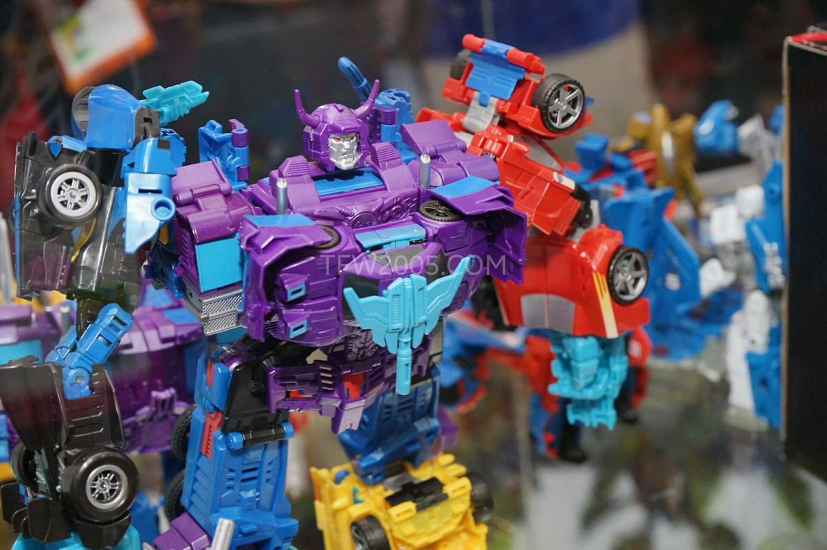 SDCC2015-Hasbro-Case-Transformers-Combiner-Wars-