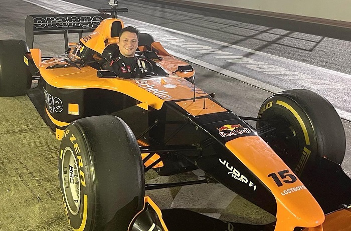 Christian Sugiono menjajal naik mobil F1 saat liburan ke Dubai.