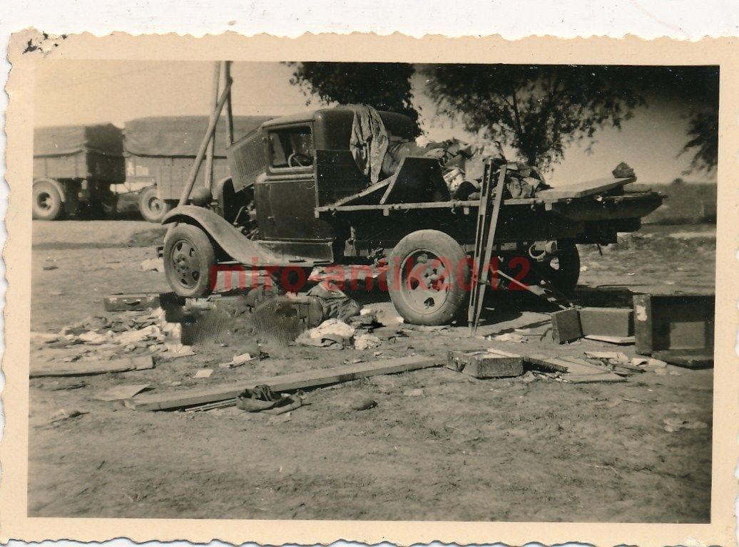 Foto, Blick auf einen zerstörten Lkw der Russen 