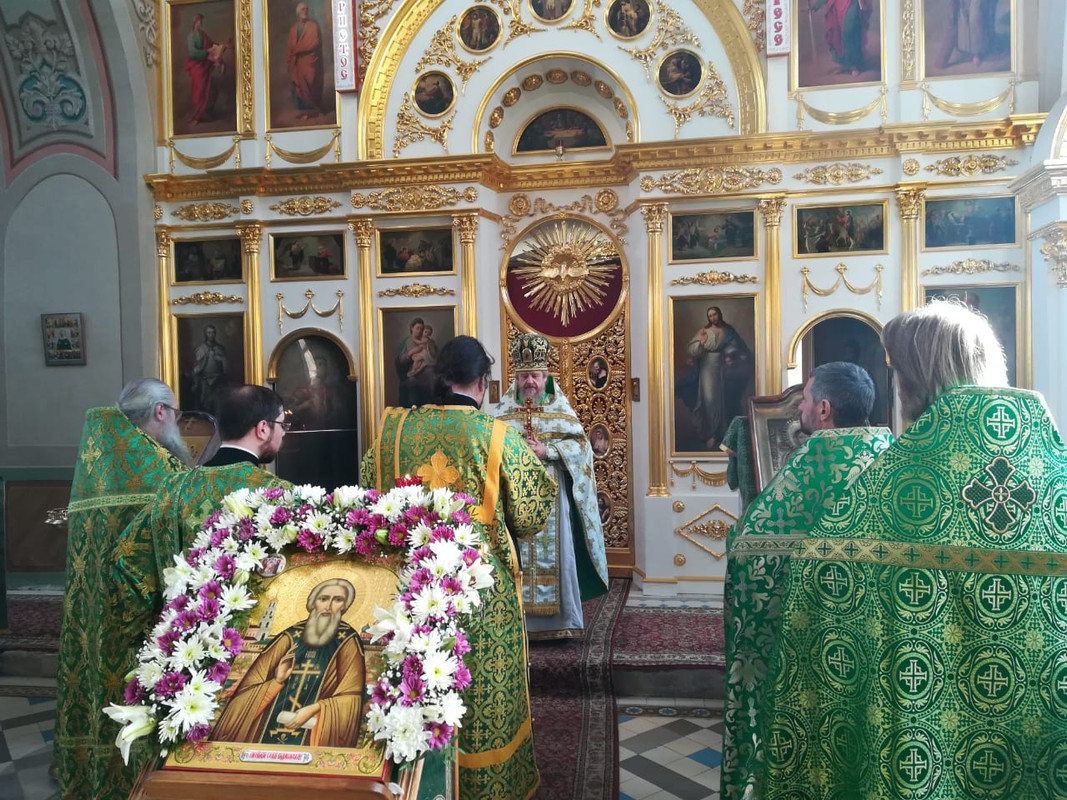Службы звенигорода. Храм в Солнцево. Храм прп. Сергия в Гольяново. Кемерово Церковь Сергия Радонежского Комиссарово службы в октябре. Храм Здехово внутри.