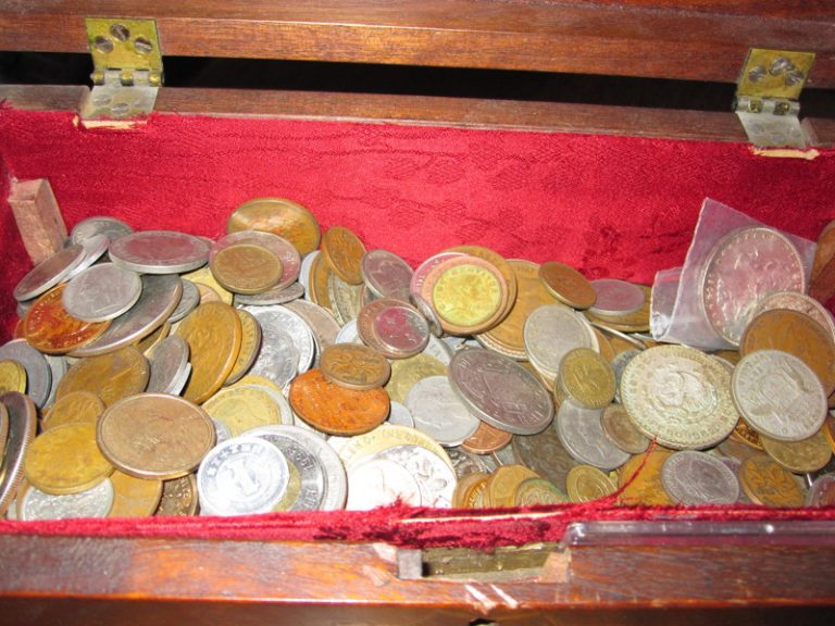 Семья въехала в купленный дом и нашла в чулане потайную дверцу. А за ней… настоящее сокровище!