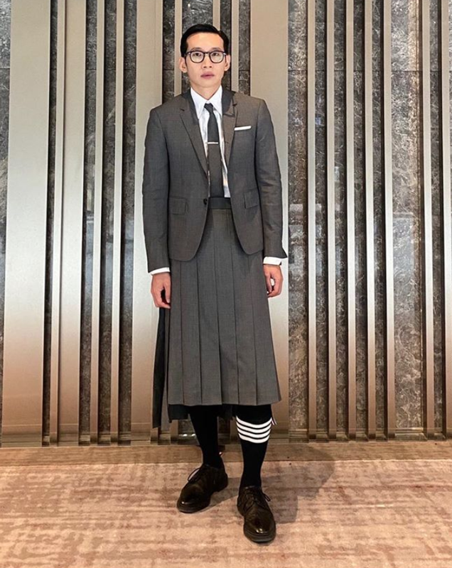 Actor Bong Tae Gyu wears a skirt and loves it ! And we do too !