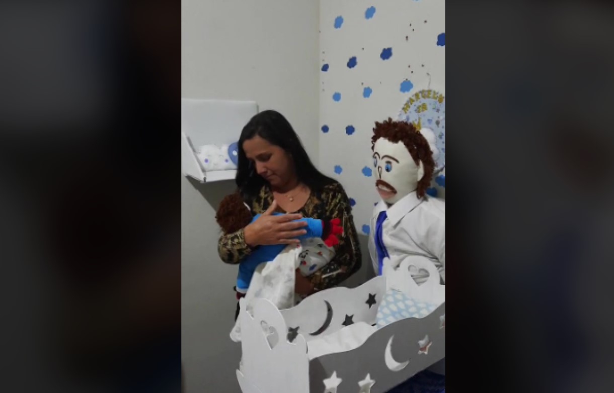 Mujer se casó con un muñeco y hasta tienen un bebé