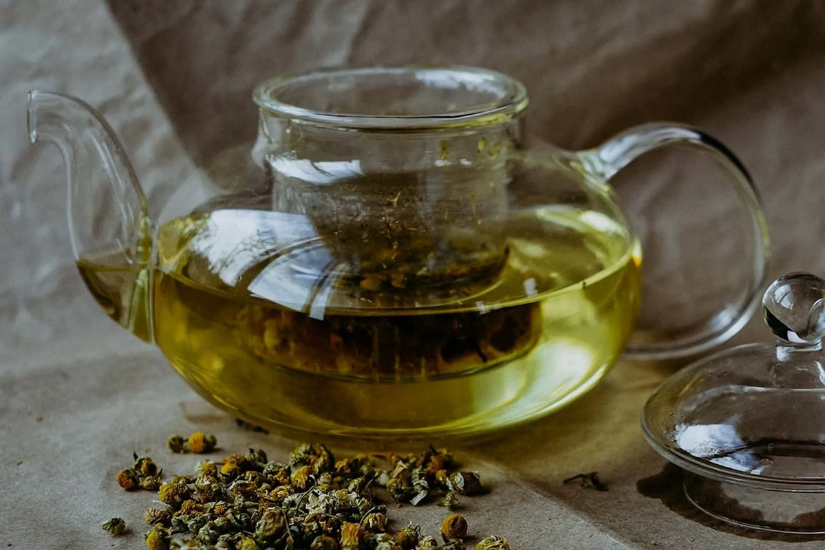 ¿Qué beneficios tiene tomar té de manzanilla en la noche?