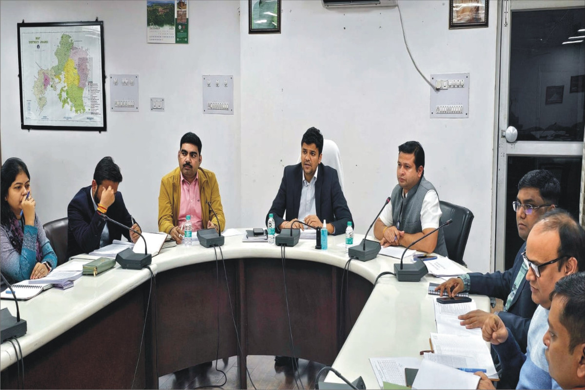 टॉप 10 सहित अन्य बकायादारों पर भी करें फोकस: जिलाधिकारी