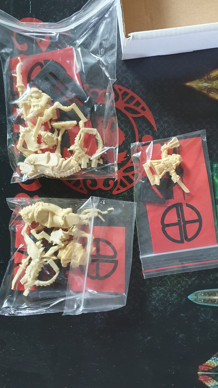 [Image: figurines-asiatiques.jpg]