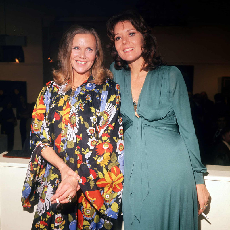 Diana-Rigg-45-Honor-Blackman-1974.jpg