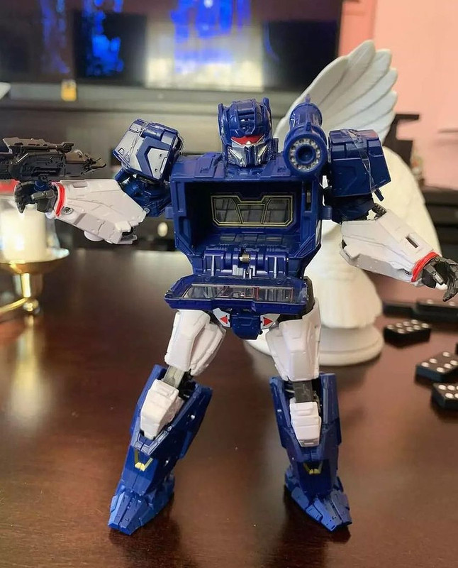 Studio-Series-SS-83-Soundwave-04