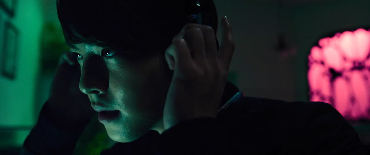 The Con Artists 2014 BluRay [Hindi + Korean] 480p, 720p ESub Screenshot