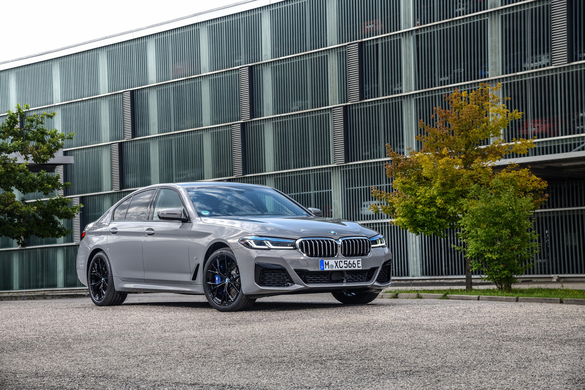 P90395437_highRes_the-new-bmw-545e-xdr