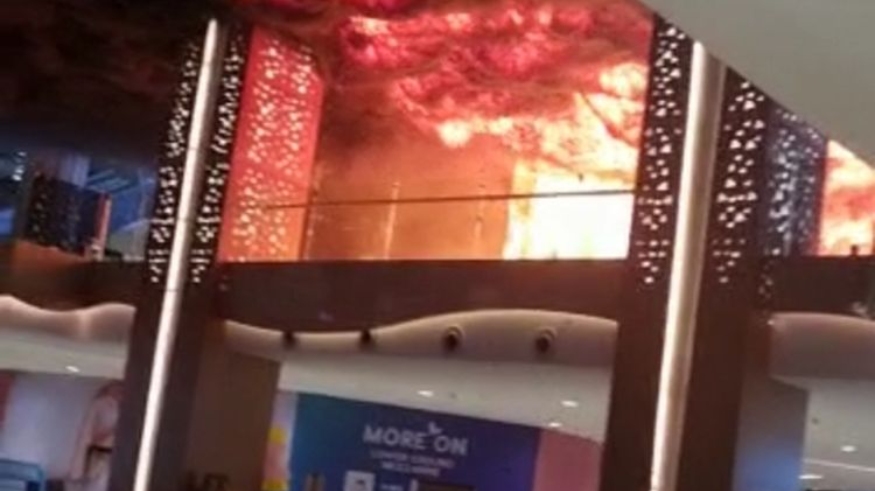 Suasana Gedung Trans Studio Mal Makassar yang Terbakar, Senin (24/4/2023). (Kompas.com/Darsil Yahya M)