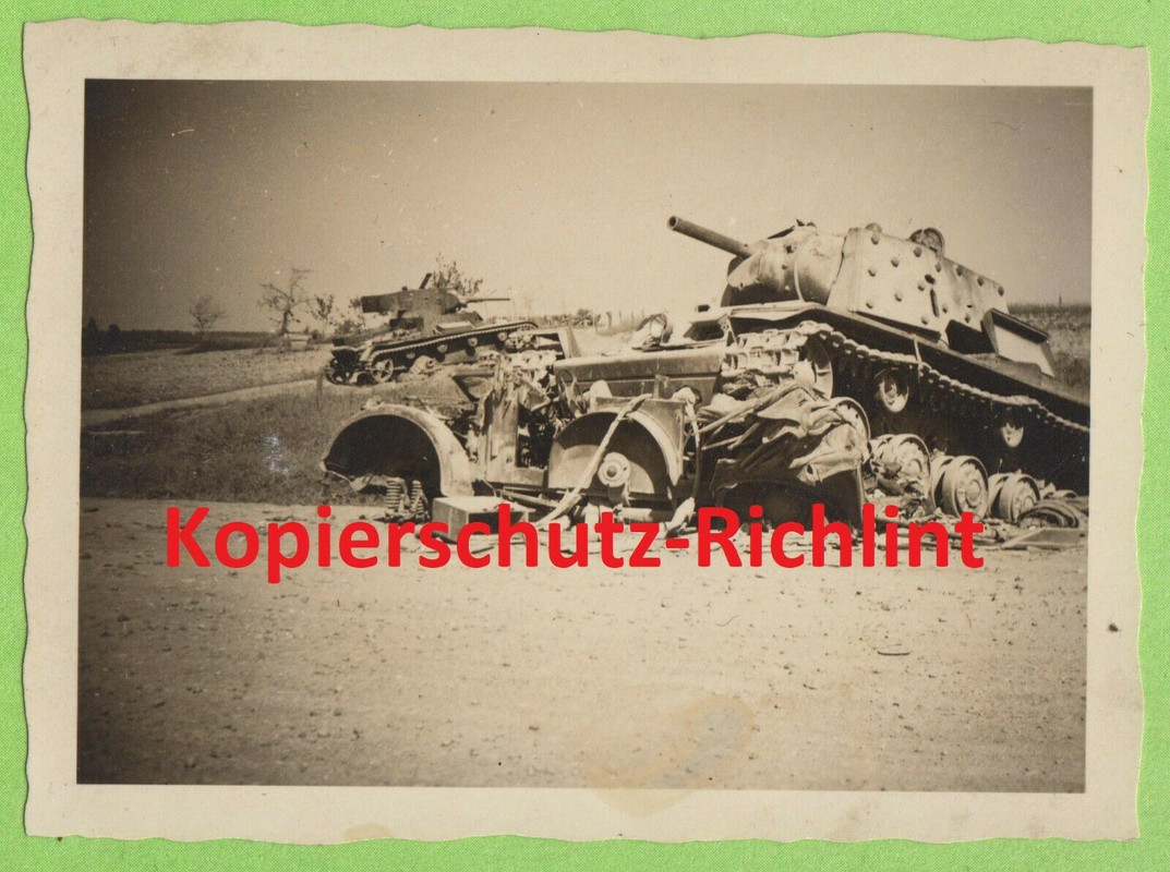 Wehrmacht Russland zerstörte russische Panzer KW-1_1941 & T-26 Tank