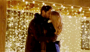 Beso_y_luces_navideñas