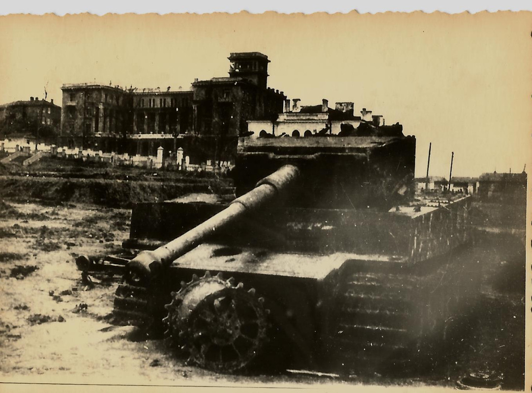 WW2 ZERSTÖRTER DEUTSCHER PANZER VI TIGER I