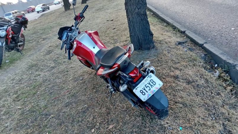 Policía se impacta contra un poste y queda tendido en la calzada Ignacio Zaragoza